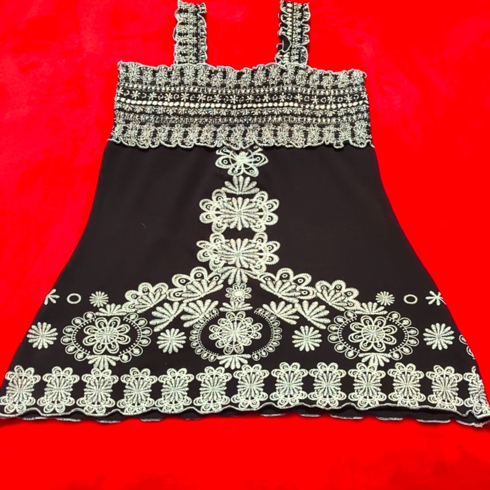 ALMOST FAMOUS BLACK / WHITE BABY DOLL STYLE TOP JUNIORS SIZE L